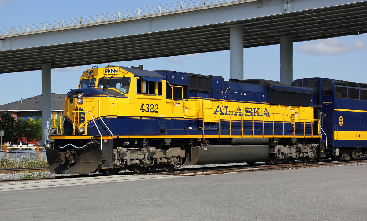 Bereits am ersten Nachmittag unserer Alaska-Rundreise gelang im Bahnhof Anchorage diese Aufnahme der ARR-Lok 4322, welche die wundersch�ne Farbgebung bestens zur Geltung brachte. Anchorage, 25.7.2012