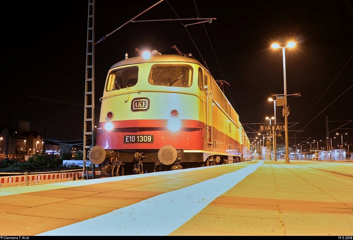 Bereits am frühen Morgen aufgenommen, folgt jetzt eine Aufnahme zu später Stunde:
113 309-9 (E10 1309) der AKE Eisenbahntouristik als Sonderzug von Ostseebad Binz nach Weimar steht in Halle(Saale)Hbf auf Gleis 8.
(Zweite verbesserte Version)
[19.5.2018 | 22:58 Uhr]