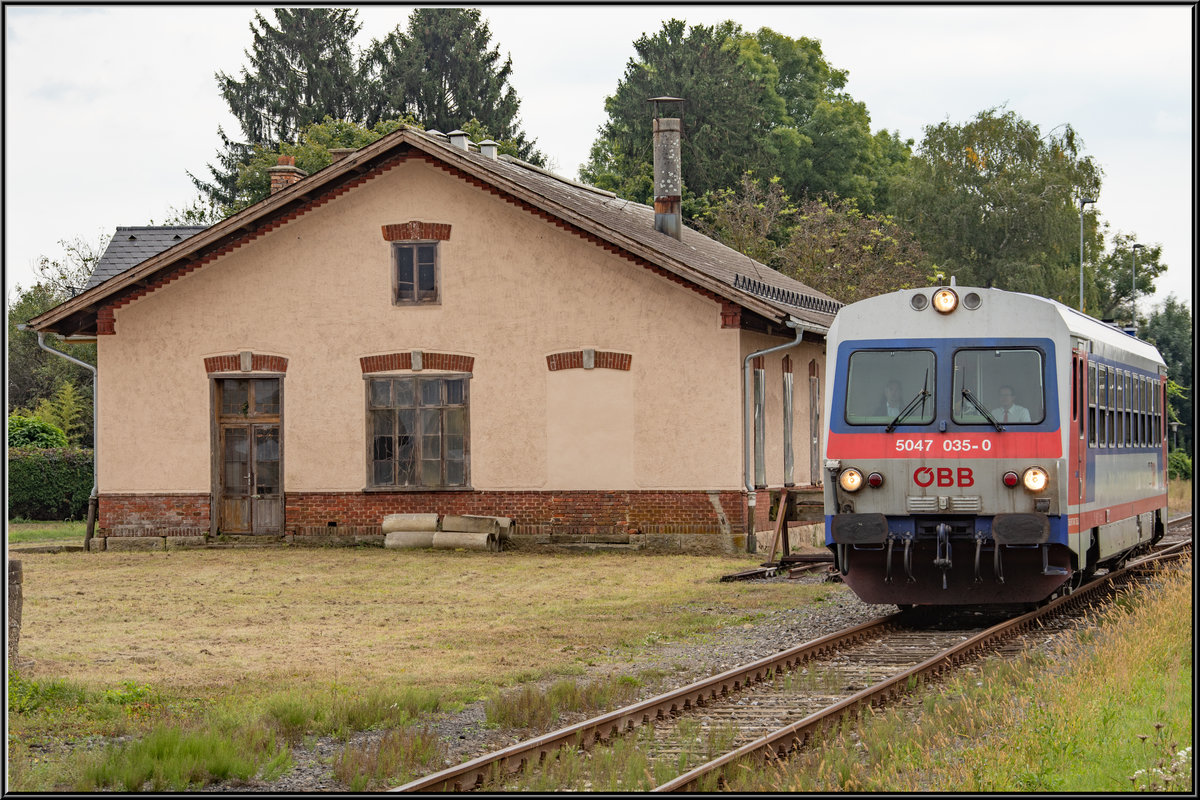 Bereits am Heimweg verlässt 5047.035 den Bahnhof Bad Radkersburg am alten Heizhaus vorbei. 
14.September 2019