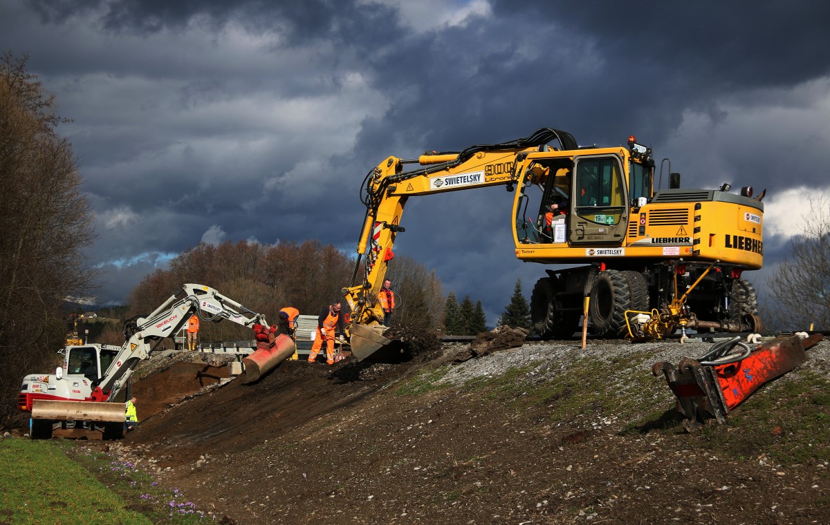 Bereits am späten Vormittag war der Einsatz des Giganten beendet und somit konnte mit dem Unterbau vor und nach der Brücke begonnen werden. 6.03.2016