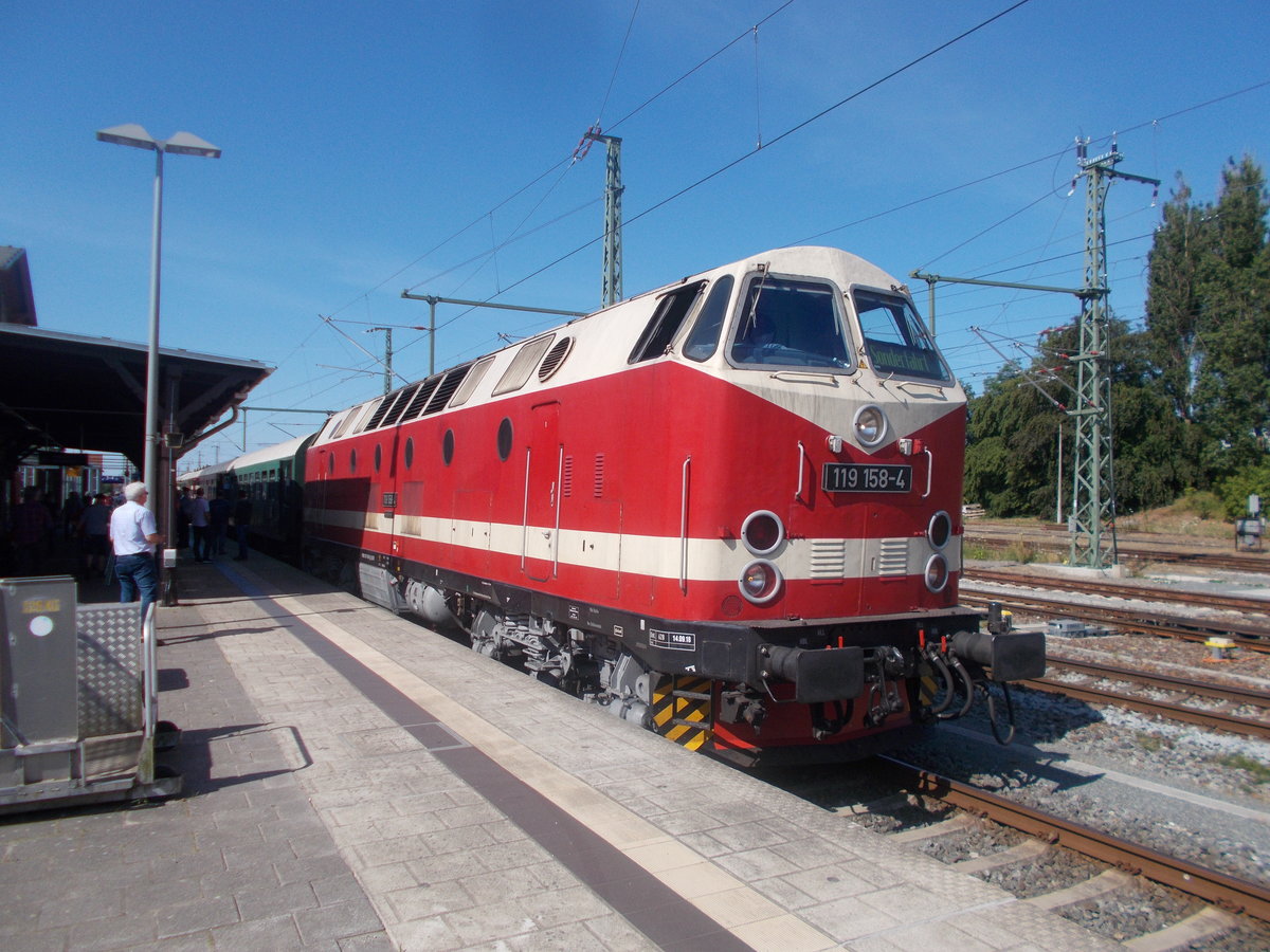 Bereits am Vormittag traff der erste Störtebekersonderzug,aus Berlin Schöneweide,mit der 119 158,am 13.Juli 2019,in Bergen/Rügen ein.Der Zug fuhr weiter bis Binz und fuhr als Leerpark wieder zurück nach Bergen zum Abstellen.