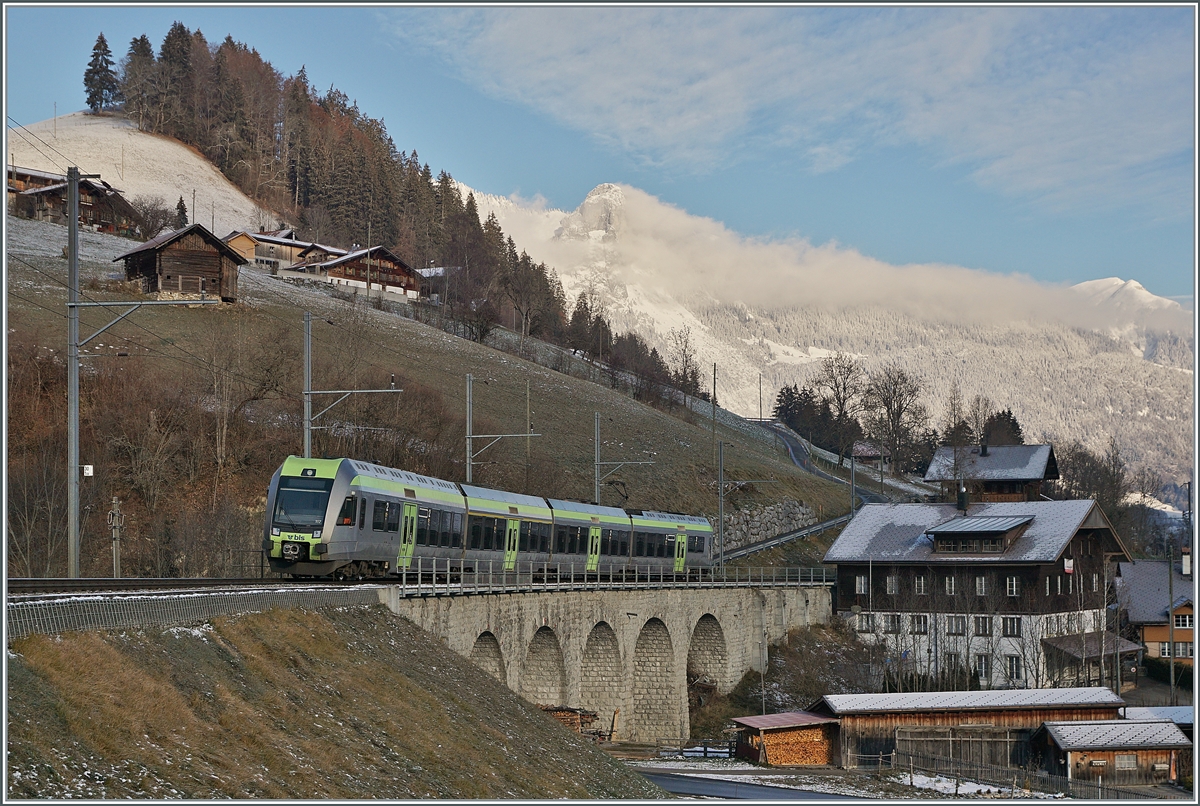 Bereits bei der Rückfahrt des nun allein verkehrenden BLS  Lötsachberger  RABe 535 117 eine gute Viertelstunde später sorgte schon ein Hauch von Sonne für hellere Verhältnisse. 
Der BLS RABe 535 117 ist als R 6816 in Richtung Spiez bei Garstatt unterwegs. 

3. Dezember 2020