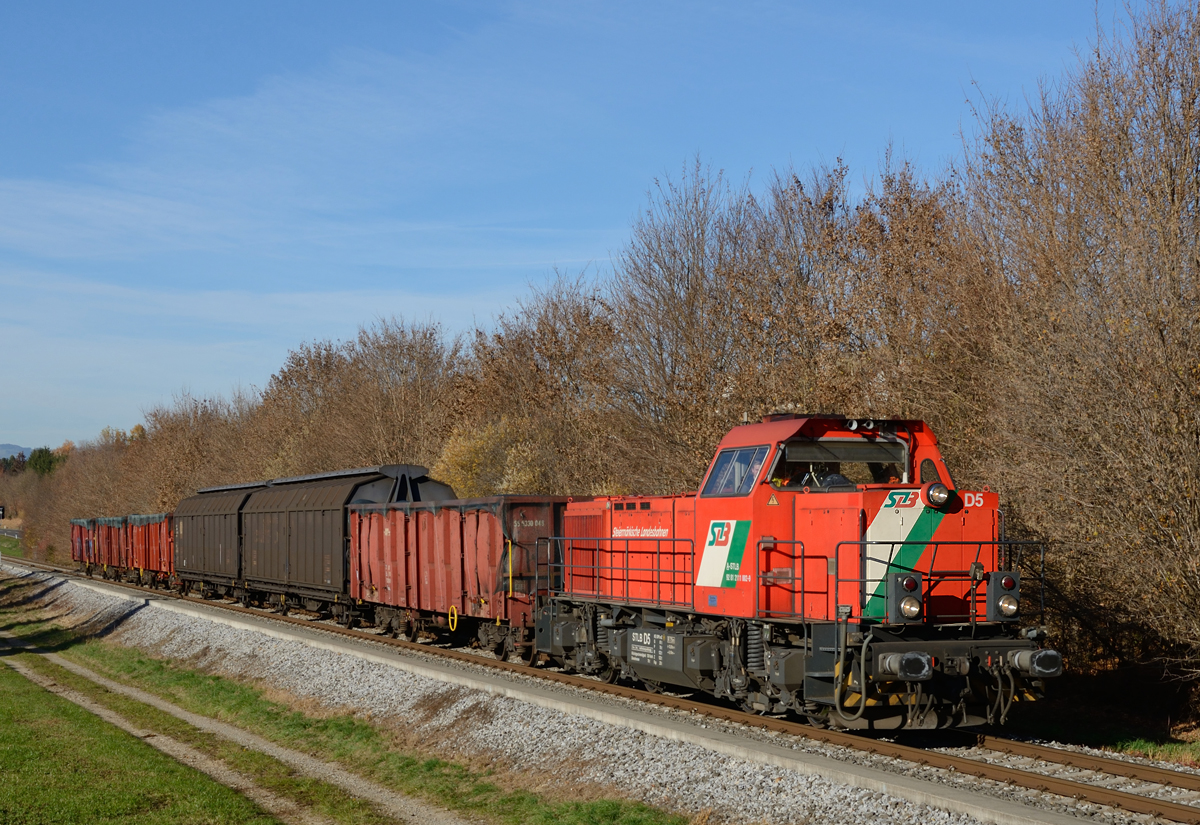 Bereits beinahe erreicht haben die langen Schatten das Gleis der Weizerbahn, als die Gmeinder D5 mit dem nachmittäglichen Güterzug gen Süden fuhr, und unweit des Zielbahnhofes Gleisdorf von mir fotografiert wurde. 