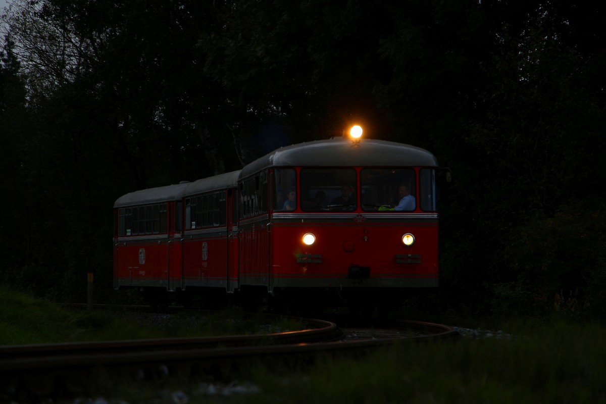 Bereits dämmrig wird es als VT10.02 mit seinen beiden Beiwagen wieder gen Wies rattert. Hier zu sehen kurz vor der Weiche 1G dem Anschluss zur Graz Köflacher Eisenbahn. 30.August 2014
