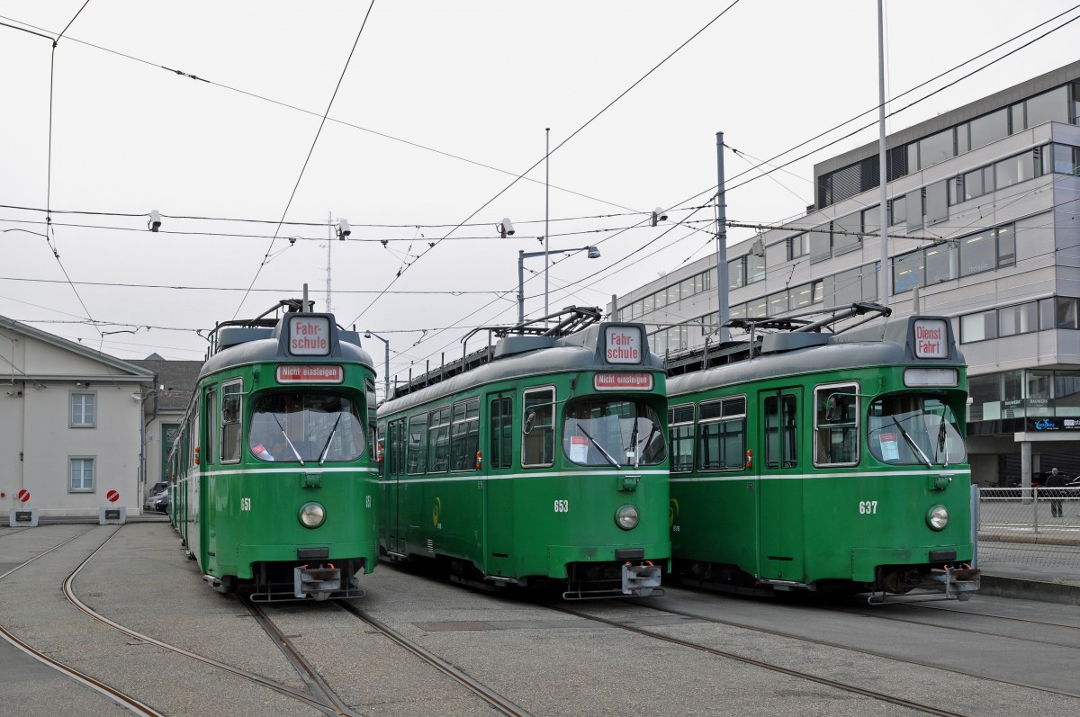 Bereits drei Doppeltraktionen sind auf dem Hof des Depots Dreispitz abgestellt und warten auf den Verlad nach Belgrad. Es sind dies: 651/642, 653/645 und 637/647. Die Aufnahme stammt vom 20.09.2015.