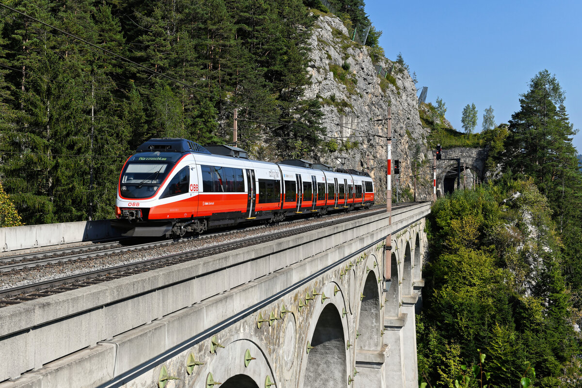 Bereits im gefälligen Neulack präsentiert sich der 4024.038. Am 26. September 2021 konnte ich den ÖBB-Talent als R 7535 auf der Fahrt nach Mürzzuschlag beim Überqueren des Krauselklause-Viadukts aufnehmen. Auch nach Eröffnung des neuen Basistunnels wird es Nahverkehr auf der altehrwürdigen Semmeringbahn geben.  