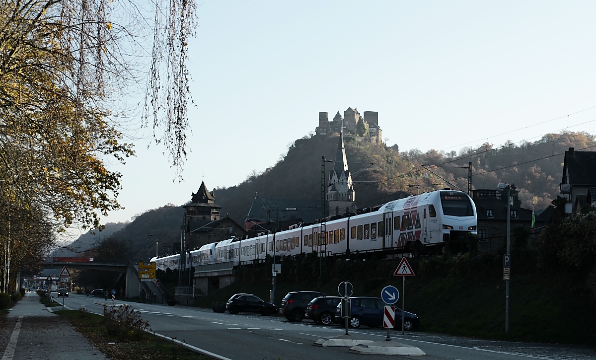 Bereits gegen 14.30 Uhr steht die Sonne am 16.11.2018 so tief, dass nur noch die die Schönburg oberhalb von Oberwesel im Licht liegt, während das Süwexx-429-Doppel nach Boppard schon im Schatten verkehrt