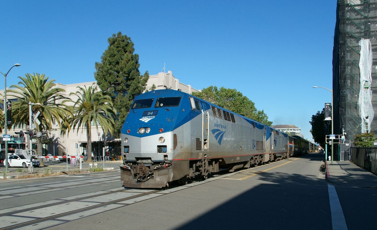Bereits knapp 23 Stunden und über 900 Meilen Fahrt hatte Amtraks Coast Starlight (Zug Nr.11) von Seattle hinter sich, als er am Morgen des 22.5.19 in Straßenlage über den Embarcadero West in Oakland fuhr. Bis Los Angeles hat der, von den P42 DC 84 und 16 gezogene Zug noch gut 12 Stunden Fahrt vor sich.
