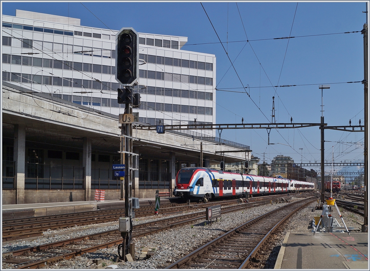 Bereits in LÉMAN EXPRESS Farben unterwegs sind einige SBB RABe 522, welche ausserhalb ihres künftigen Einsatzgebietes unregelmässig auf der REV S5 (Grandson - Palézieux) zum Einsatz kommen. Im Bild verlässt die REV S5 24555 mit einem RABE 523 und 522 Lausanne Richtung Palézieux

1. Mai 2019