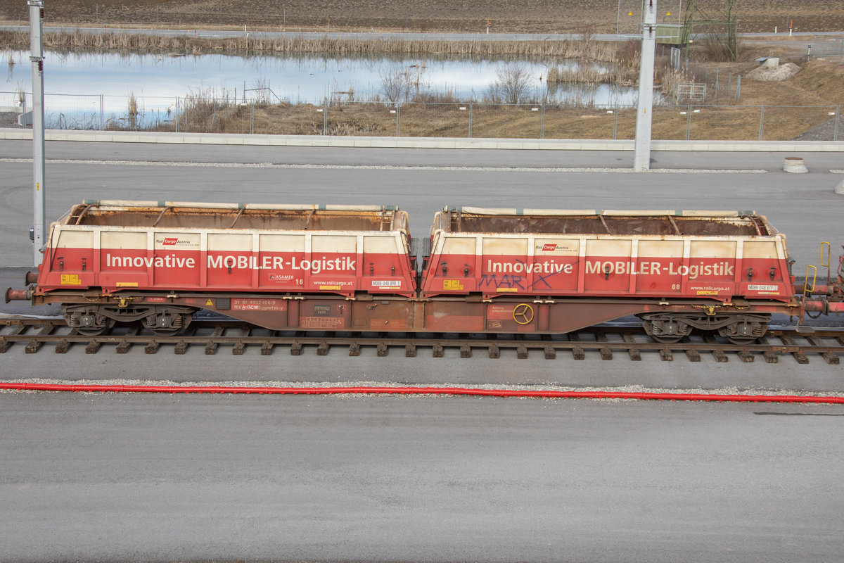 Bereits leer ,.. der Erste oder wenn man auch will der letzte Wagen eines Schotterzuges im Bahnhof Weststeiermark. 
6.02.2020