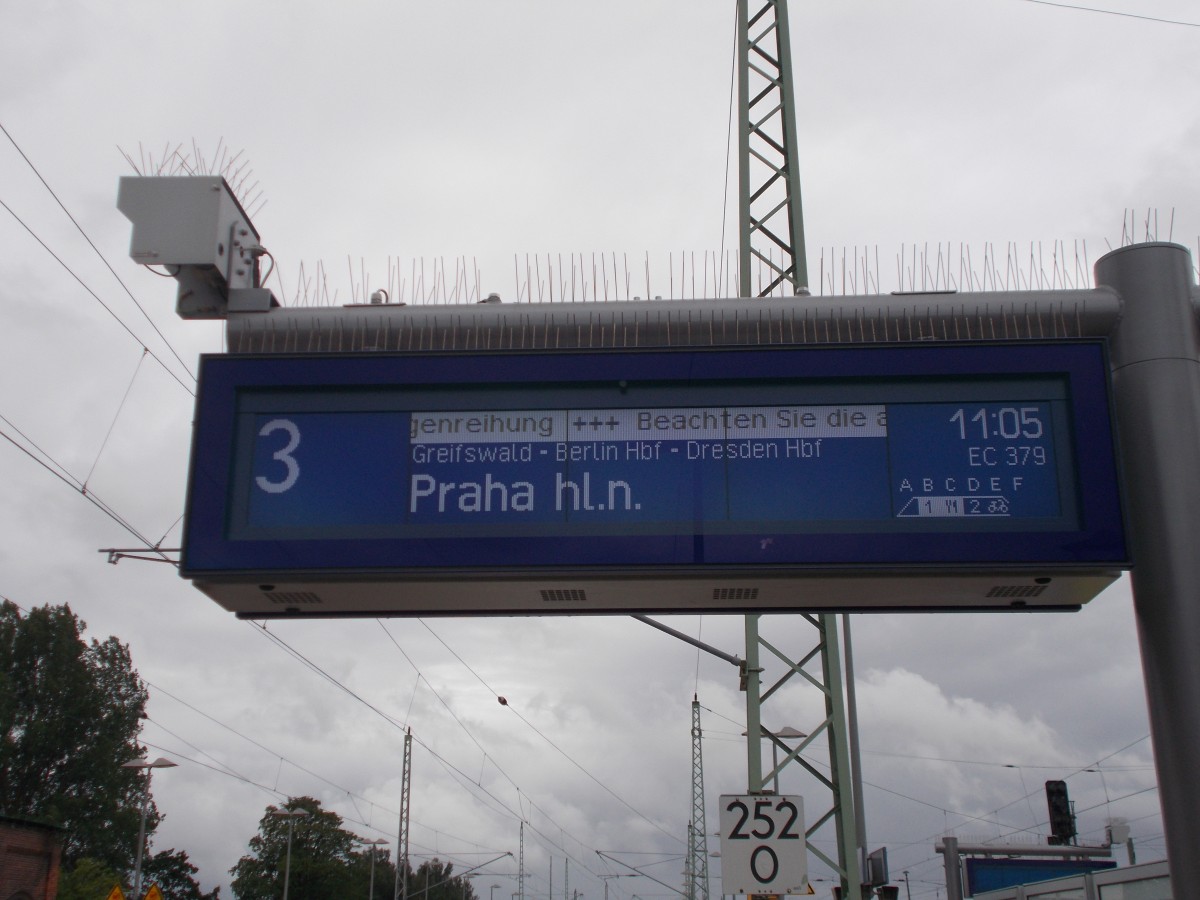 Bereits in Praha war,am 26.Juli 2015,für den EC 379 Endstation.Ankündigung auf dem Zugzielanzeiger in Bergen/Rügen.