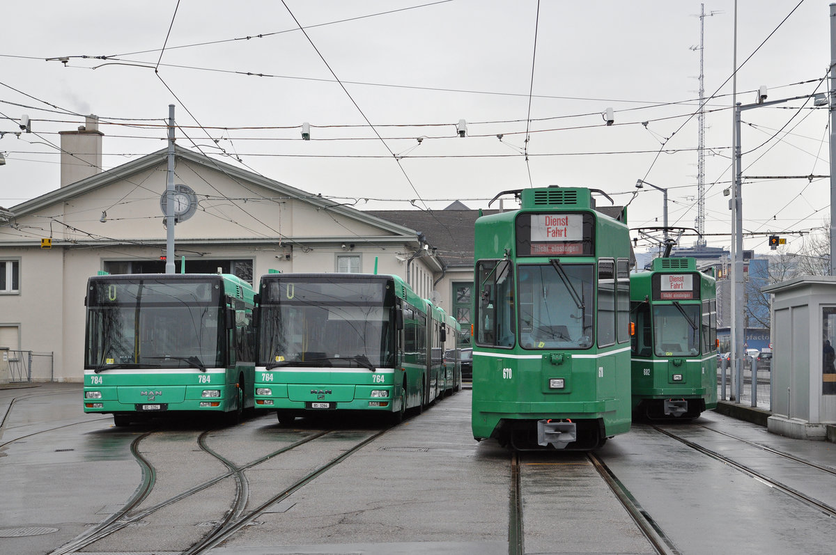 Bereits sind zwei weitere Be 4/6S, mit den Nummern 670 und 682 abgestellt und warten auf den Verlad nach Sofia. Neben den beiden Be 4/6S stehen noch insgesamt fünf MAN Gelenkbusse. Zu sehen sind die MAN Busse 764 und 784. Die Aufnahme stammt vom 30.01.2017.