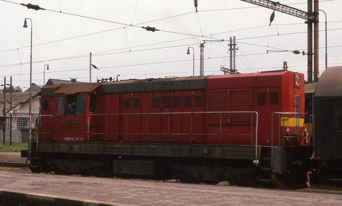 Bereits umgezeichnet als 742187 präsentiert sich die CSD Diesellok am 
20.6.1988 im damals noch als Gottwaldovo bezeichneten Hauptbahnhof von Plzen.








