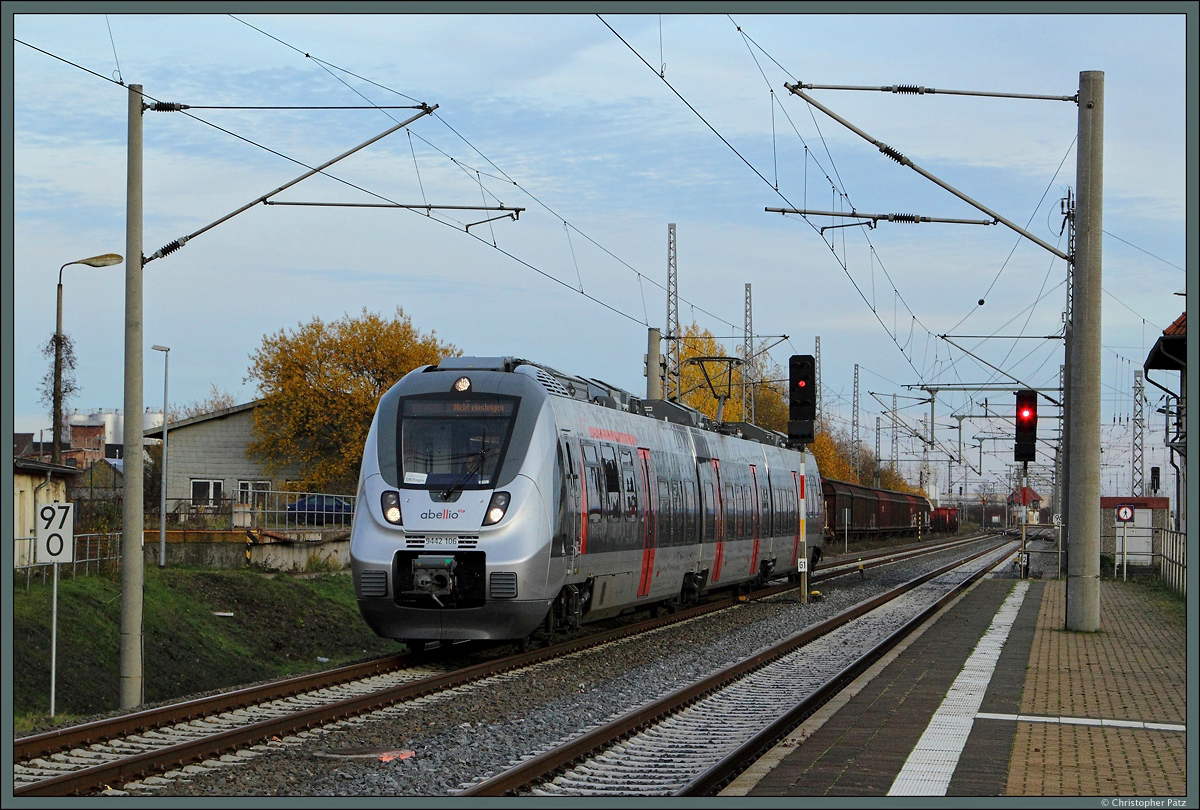 Bereits vor der planmäßigen Betriebsaufnahme zum Fahrplanwechsel hat Abellio Rail Mitteldeutschland einzelne Leistungen des STS-Netzes übernommen. Am 08.11.2015 erreicht 9442 106 als RE 16008 den Endbahnhof Nordhausen. Das im Führerstandsfenster befindliche Schild macht deutlich, dass die Züge noch im Auftrag der DB Regio verkehren. 