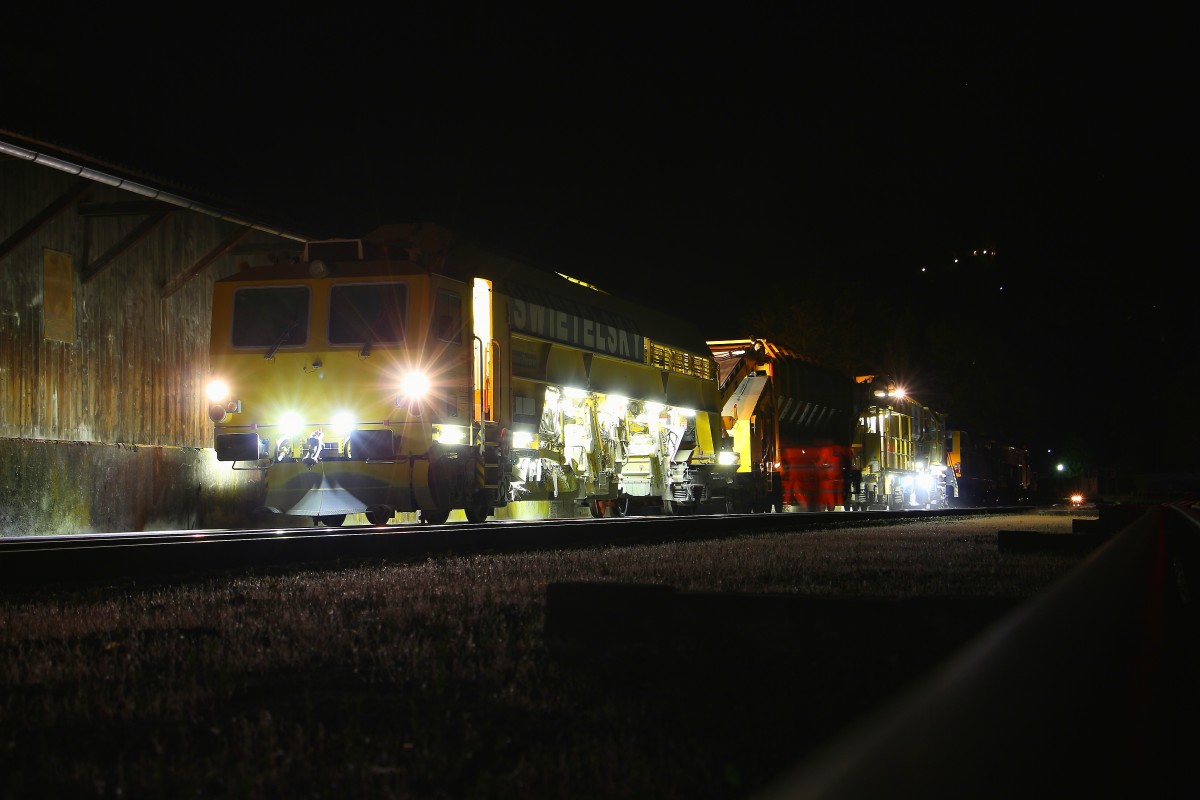 Bereits zum Abstellen bereit habe ich den Stopfexpress noch in voller Pracht ablichten können. Der eifrige Arbeiter im Bild hat tatsächlich so schnell gearbeitet da der Feierabend zum greifen nah ist. Deutschlandsberg am 4.Mai2014