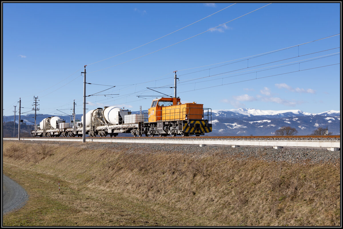 Bereits zurück aus dem Koralmtunnel rollt Lilly, eine der Baustellen Lokomotiven von Rhomberg die den Innenausbau der beiden Röhren vorantreib. 1.02.2023 