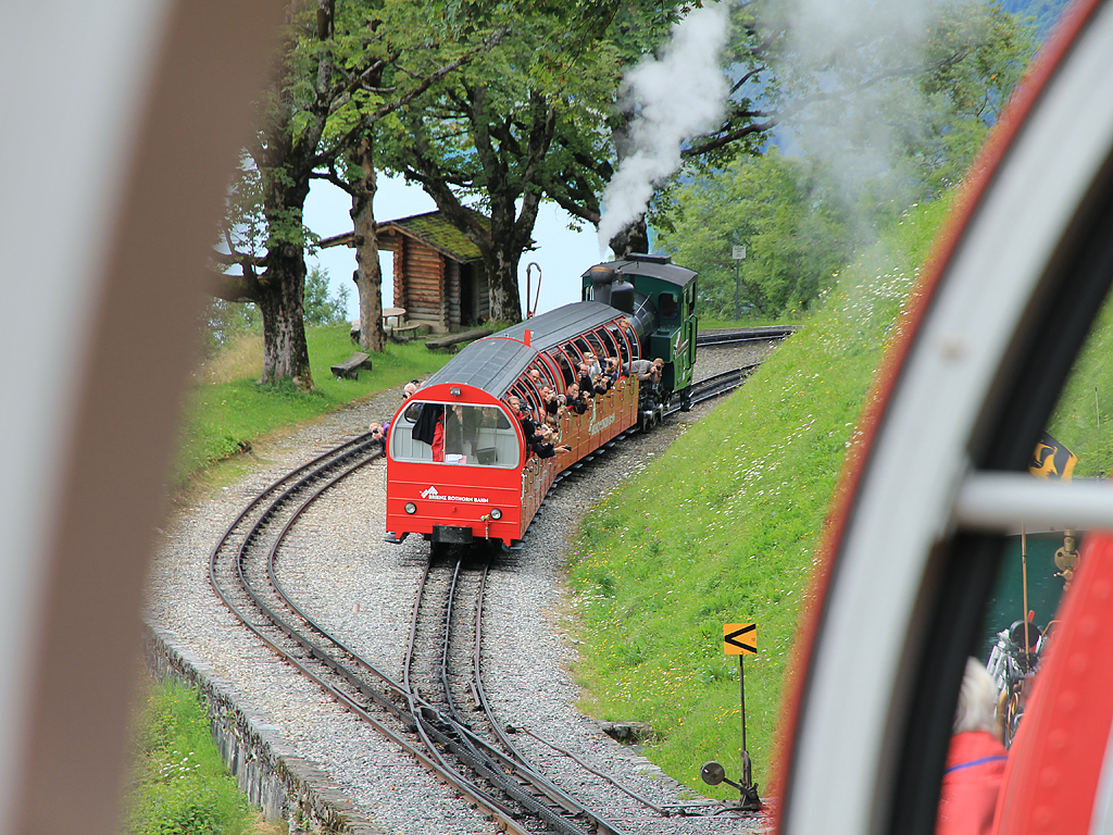 Bereits zwei voll besetzte Züge haben uns in Oberstafel gekreuzt, nun folgt der dritte: es könnte ein BB.de-Treffen sein, denn es wimmelt nur so von Kameras... Während unserer Talfahrt kurz vor der Kreuzungsstelle Geldried, 25. Aug. 2014, 12:02