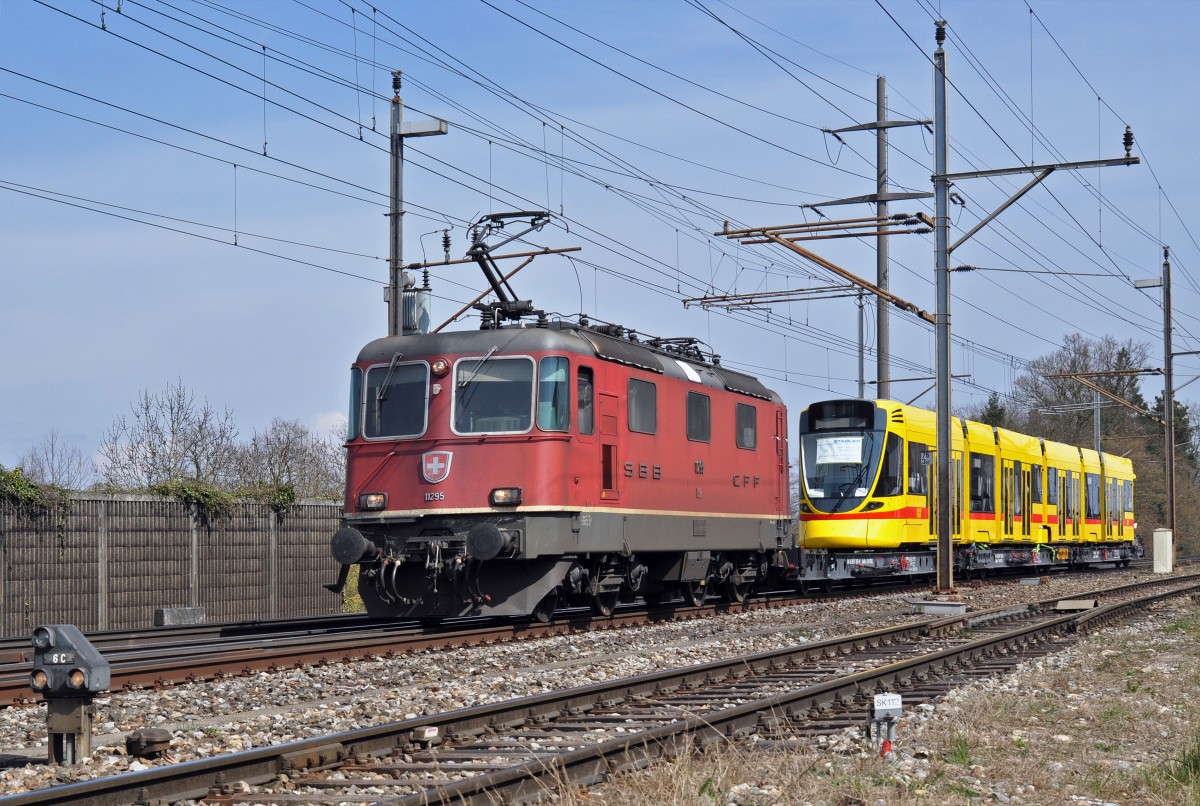 Bereits der zweite Tango der zweiten Serie, mit der Betriebsnummer 172, wird mit der Re 4/4 II 11295 nach Basel gefahren. Auf dieser Aufnahme befindet sich die Komposition kurz vor dem Bahnhof Kaiseraugst, wo ein kleiner Halt gemacht wird. Die Aufnahme stammt vom 24.03.2015.