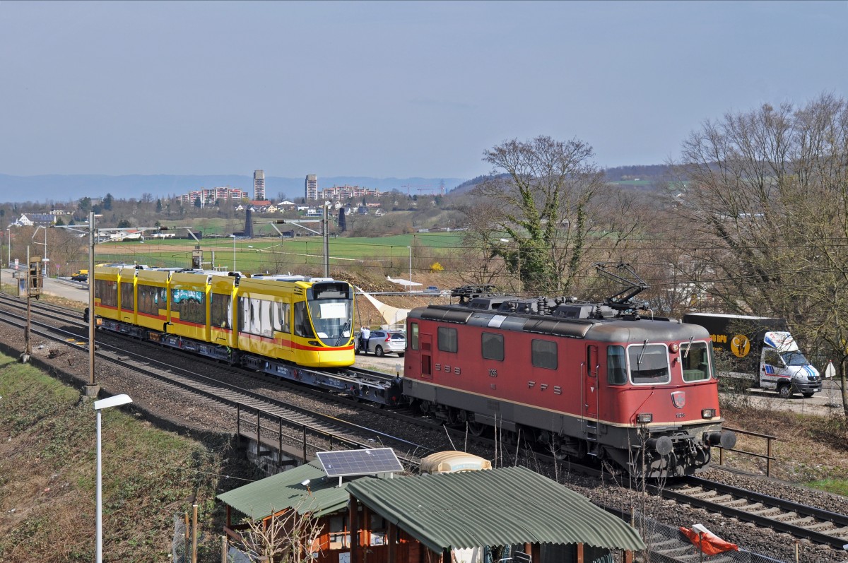 Bereits der zweite Tango der zweiten Serie, mit der Betriebsnummer 172, wird mit der Re 4/4 II 11295 nach Basel gefahren. Auf dieser Aufnahme befindet sich die Komposition kurz nach dem Bahnhof Salina Raurica. Die Aufnahme stammt vom 24.03.2015.