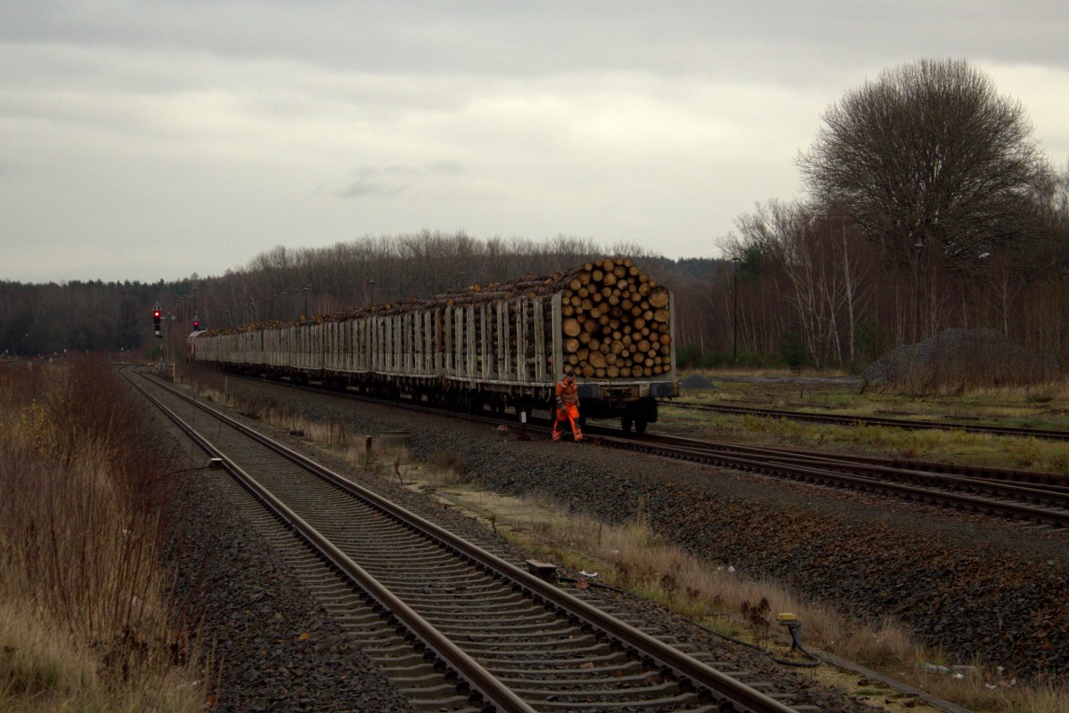 Bereitstellen des frisch beladenen Holzzuges in Bischofswerda, gesehen am 02.12.2015. 