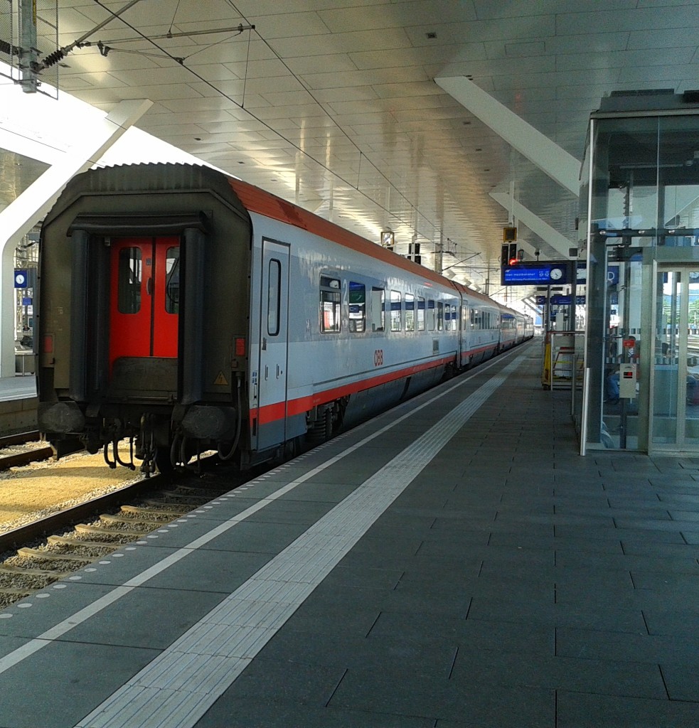 Bereitstellung des IC 745 nach Wien Westbahnhof am 18.8.2015 in Salzburg Hbf. 