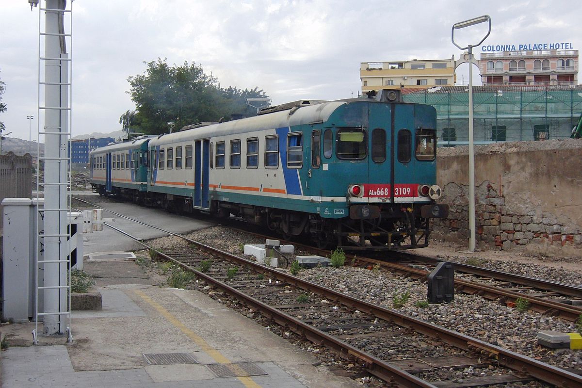 Bereitstellung des Regionalzuges 8935 am 07.10.2011 in Olbia. ALn 668 3109 und ein weiterer Triebwagen vom Typ ALn 668 fahren in den Bahnhof ein, um anschlieend von Olbia nach Porto Torres Marittima zu fahren.