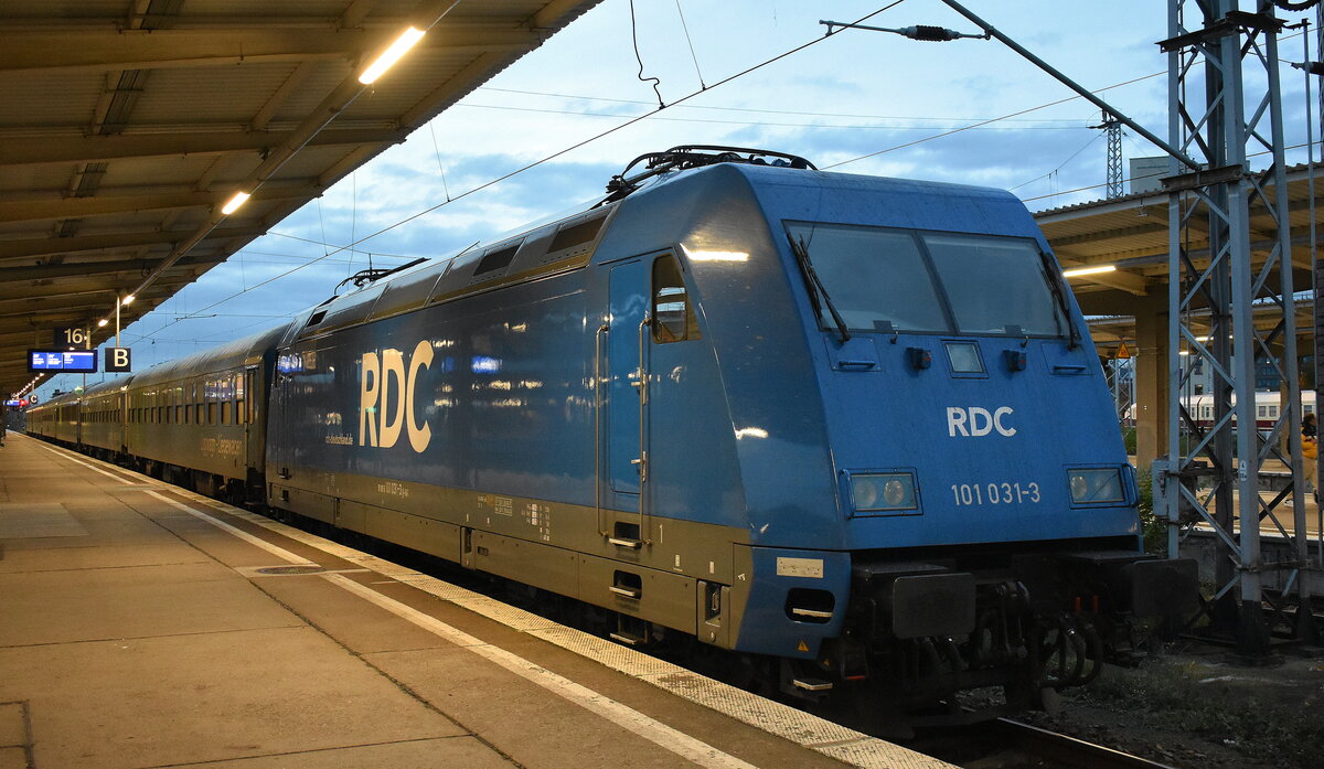 Bereitstellung des SJ EuroNight Berlin-Stockholm Zuges mit der RDC Asset GmbH, Hamburg [D]  101 031-3  [NVR-Nummer: 91 80 6101 031-3 D-RAG] als Zuglok am 03.11.23 Bahnhof Berlin Lichtenberg.