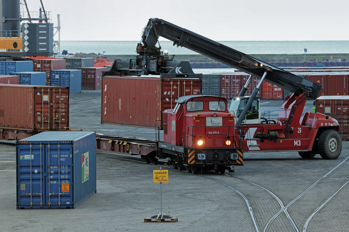 Bereitstellung eines Container Zuges zur Ent-und Beladung im Hafen von Mukran durch die Lok 346 975. - 25.01.2021
