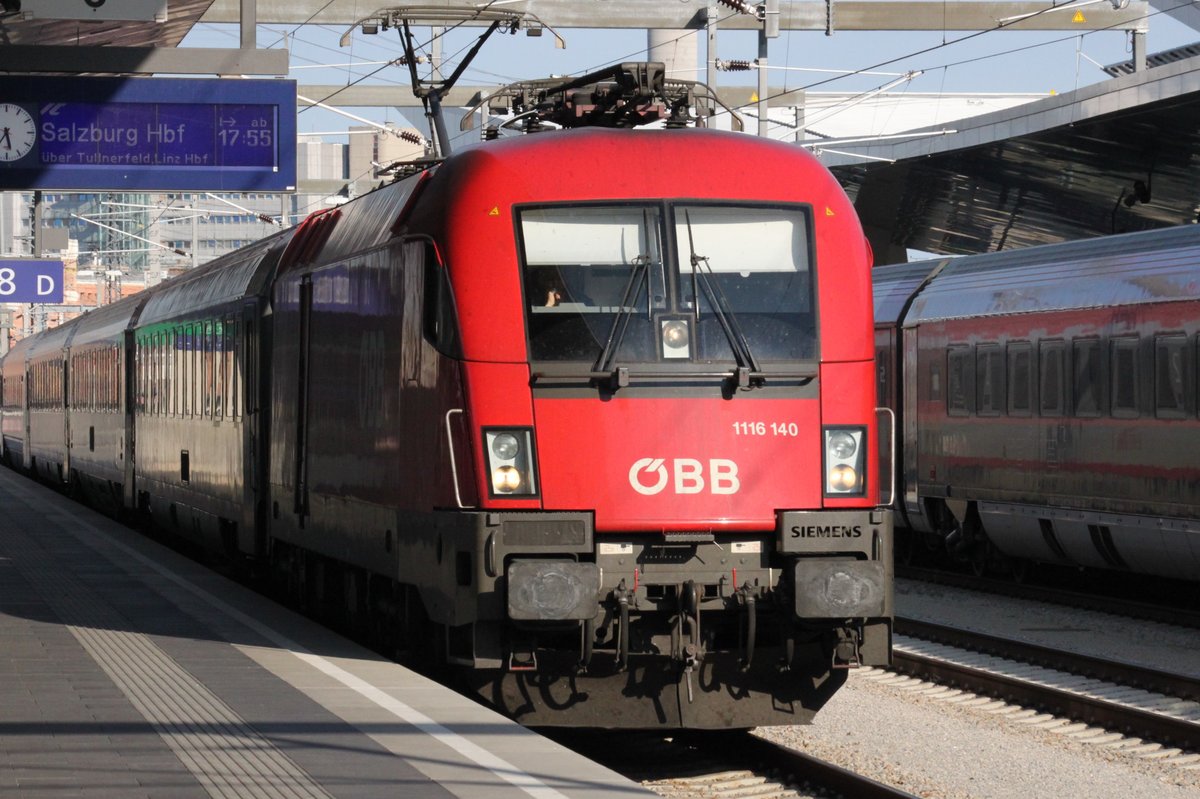 Bereitstellung eines Intercitys nach Salzburg am 24.08.2016 in Wien Hauptbahnhof.