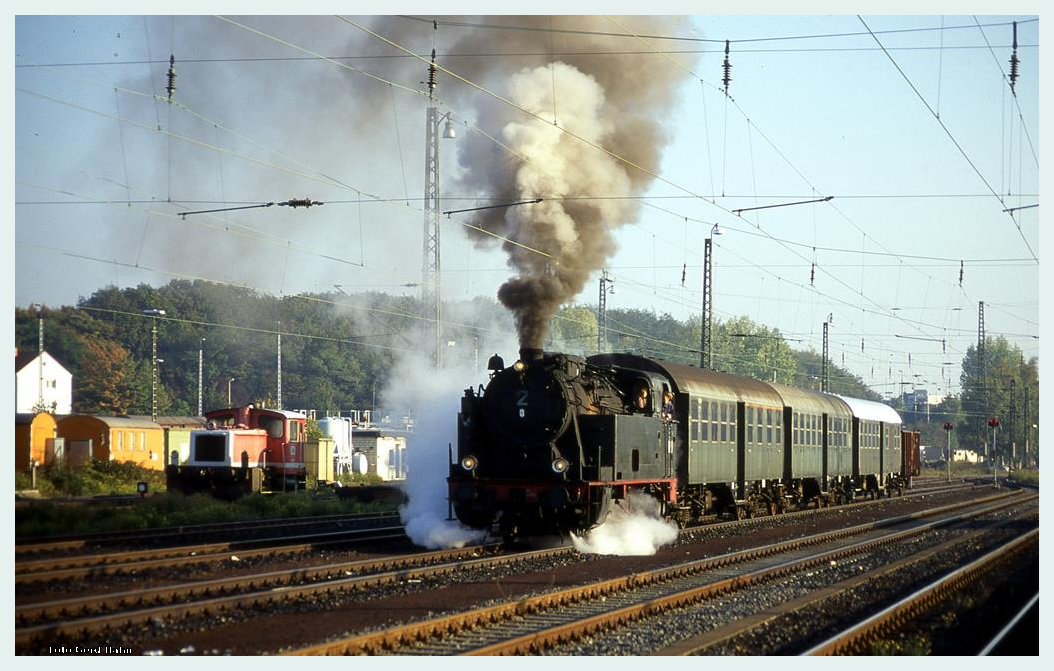 Bereitstellung eines Sonderzuges mit Dampflok Emil Mayrisch 2 am 3.10.1996 im Bahnhof Düren.
