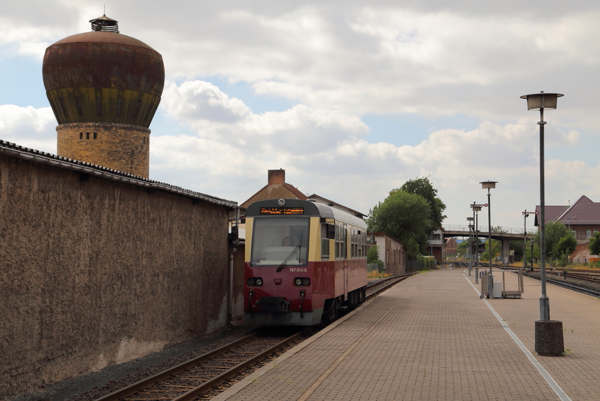 Bereitstellung von Triebwagen 187 019 als P 8986 nach Eisfelder Talmühle am 06.07.2018 im Bahnhof Nordhausen Nord.
