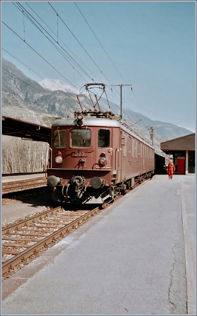 Berg und Tal gibt es nicht nur in der Landschaft, sondern auch bei der Fotografie, und so war z.B das  APS-System eher ein Tiefpunkt; trotzdem wage ich nun doch das eine oder andere Foto zu zeigen, nachdem ich es kräftiger bearbeitet habe.
Die BLS Ae 8/8 273 hat mit einem LBT-Aushubzug Raron erreicht.
Frühjahr 2003