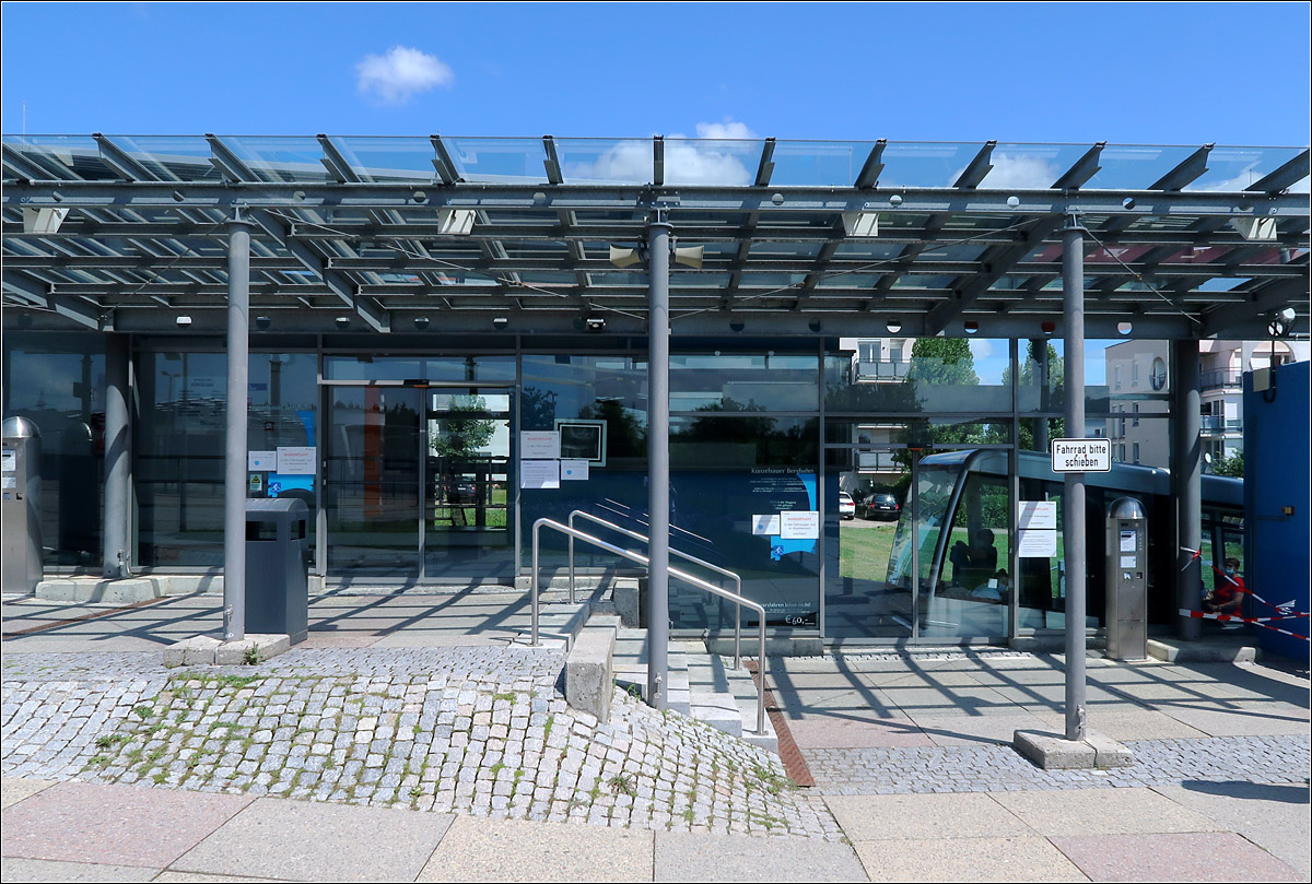 Bergbahn Künzelsau - 

Detailansicht der Bergstation in Künzelsau-Taläcker. Eine Bahn erreicht gleich die Station und unter dem gläserne Vordach erfolgt der Fahrgastwechsel. 

29.07.2021 (M)