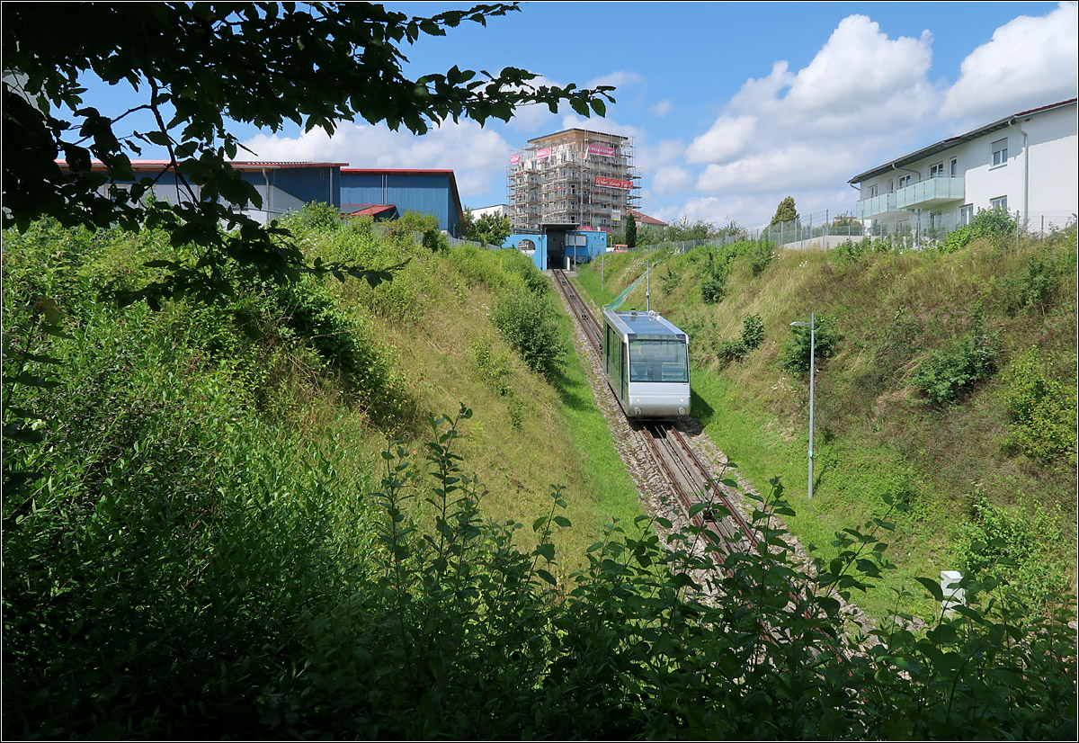 Bergbahn Künzelsau - 

Eine Bahn verlässt die Bergstation hinunter ins Kochertal. Aufnahme von der Taläckerallee aus, die unterfahren wird. 

29.07.2021 (M)