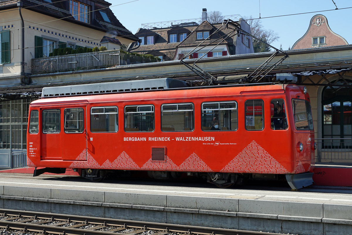 Bergbahn Rheineck-Walzenhausen /RhW)
Seit dem Jahre 1958 wurde der Betrieb auf Zahnrad umgestellt und die Strecke vom Bahnhof Rheineck bis zum appenzellischen Kurort Walzenhausen elektrifiziert. Im Jahre 1896 wurde sie als Standseilbahn eröffnet. Die RhW verfügt nur über einen einzigen Triebwagen. Dabei handelt es sich um den BDeh 1/2 1 mit Baujahr 1958. 
Die Betriebslänge beträgt beträgt nur ca. 2 km. Bedient werden 3 Haltestellen. 
Die einzige Weiche wird nur für die Fahrten zum kleinen Depot in Rheineck beötigt.
Zudem weist die RhW über eine ungewöhnliche Spurweite von 1200mm auf, fährt mit 600V Gleichstrom und dem Zahnstangensystem Riggenbach.
Die RhW Impressionen wurden am 24. März 2021 in Rheineck eingefangen.
Foto: Walter Ruetsch 