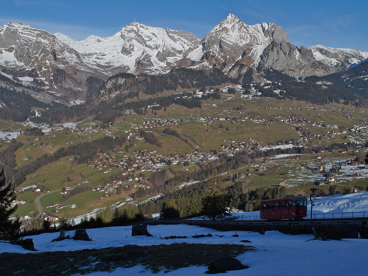 Berge und Bahn - Die Standseilbahn Unterwasser - Iltios kurz vor Erreichen der Bergstation auf 1341 m.ü.M. Nach der Ankunft hat die Bahn auf einer Strecke von 1195 m einen Höhenunterschied von 430 m überwunden (12.01.2014).