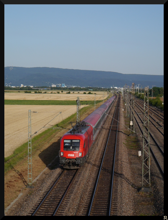 Berge und ein Taurus- so was gibts nicht nur in �sterreich! ;-) 1016 005 mit dem EC 112 auf der Strecke zwischen Heidelberg und Mannheim. (02.08.2013)