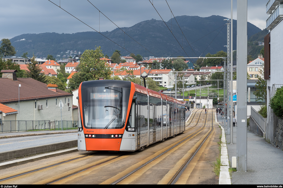 Bergen Bybanen Variobahn 216 am 25. August 2019 in Sletten.