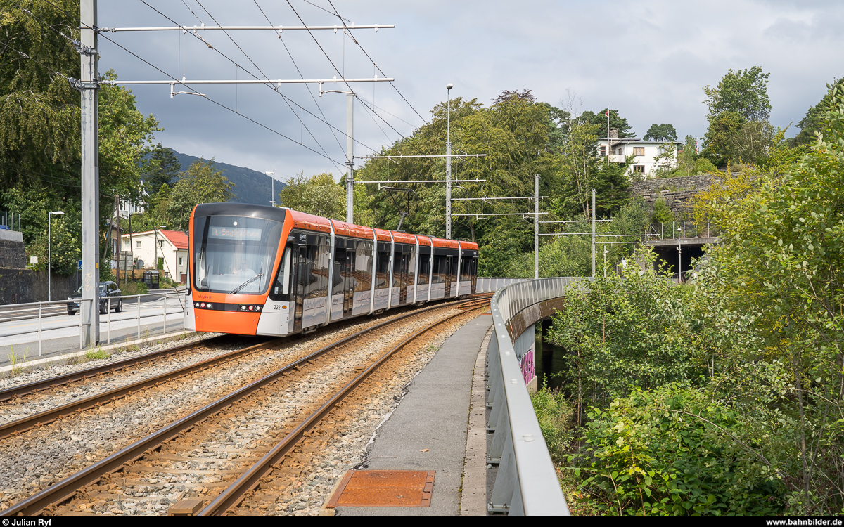 Bergen Bybanen Variobahn 222 am 25. August 2019 bei der Haltestelle Hop.