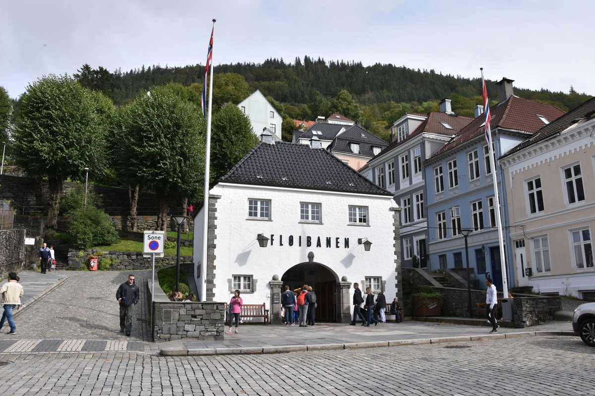 BERGEN (Provinz Hordaland), 10.09.2016, Eingangsgebäude der Talstation der Fløibane; sie ist die einzige Standseilbahn Norwegens und führt auf den 320 Meter hohen Fløyen, wobei sie auf einer Streckenlänge von 848 Metern eine Höhendifferenz von 302 Metern überwindet