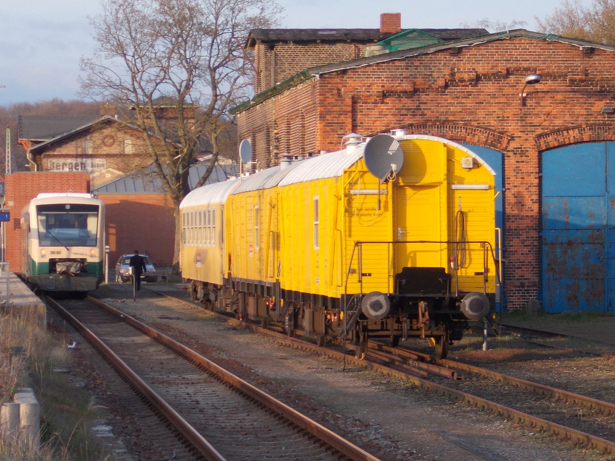 Bergen/Rügen kurz vor 19:30 Uhr,am 21.April 2016,mit dem PRESS VT650 032 und abgestellten Bauzugwagen.