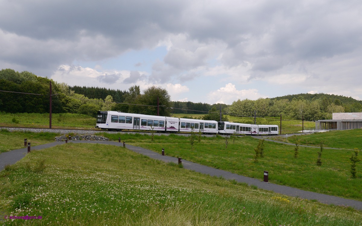 Bergfahrt: Beh 2/6 3 und 4 beginnen ihre Fahrt zum Gipfel des Puy de Dôme. 


Seit Mai 2012 fährt die neuerbaute Zahnradbahn Panoramique des Dômes zum Gipfel des Puy de Dôme. Die 5,3 Kilometer lange Strecke führt von der Talstation (Maison de Site) zur Gipfelstation (Gare de Sommet) auf 1406 Meter Höhe. Die meterspurige Strecke hat Y-Stahlschwellen und eine Zahnstange nach System Strub. Die vier Triebwagen Beh 2/6 (Typ GTW) wurden von der Firma Stadler in der Schweiz gebaut. Der 1465 Meter hohe Puy de Dôme ist ein Vulkangipfel, der die zu seinem Fuße liegende Großstadt Clermont-Ferrand um gut 1000 Meter überragt. 

2014-07-26 Puy de Dôme 