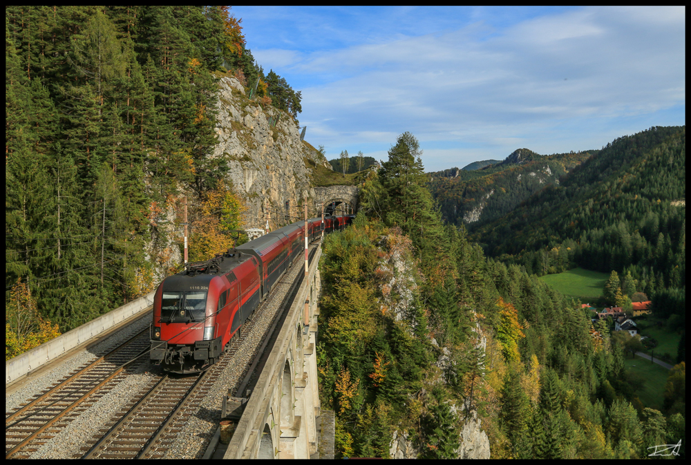 Bergwärts in Richtung Semmering zieht die 1116.224 ihren Railjet über zahlreiche Viadukte. 04.10.2017 Breitenstein