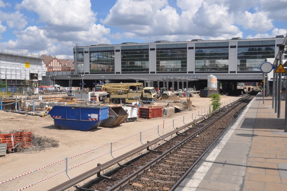 BERLIN, 06.07.2014, Blick von den Stadtbahnsteigen auf die Halle des Ringbahnsteigs am Bahnhof Ostkreuz