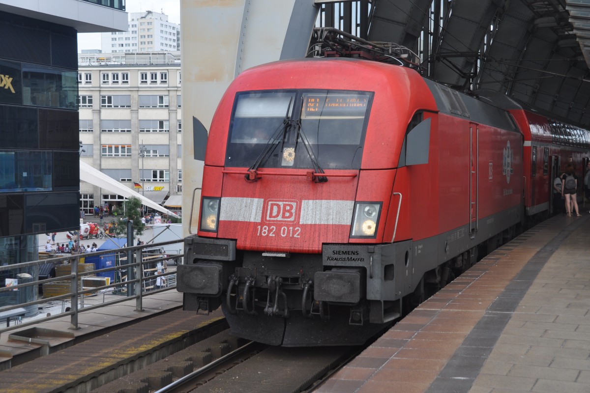 BERLIN, 07.07.2014, 182 012 als RE 1 nach Frankfurt (Oder) im Bahnhof Alexanderplatz