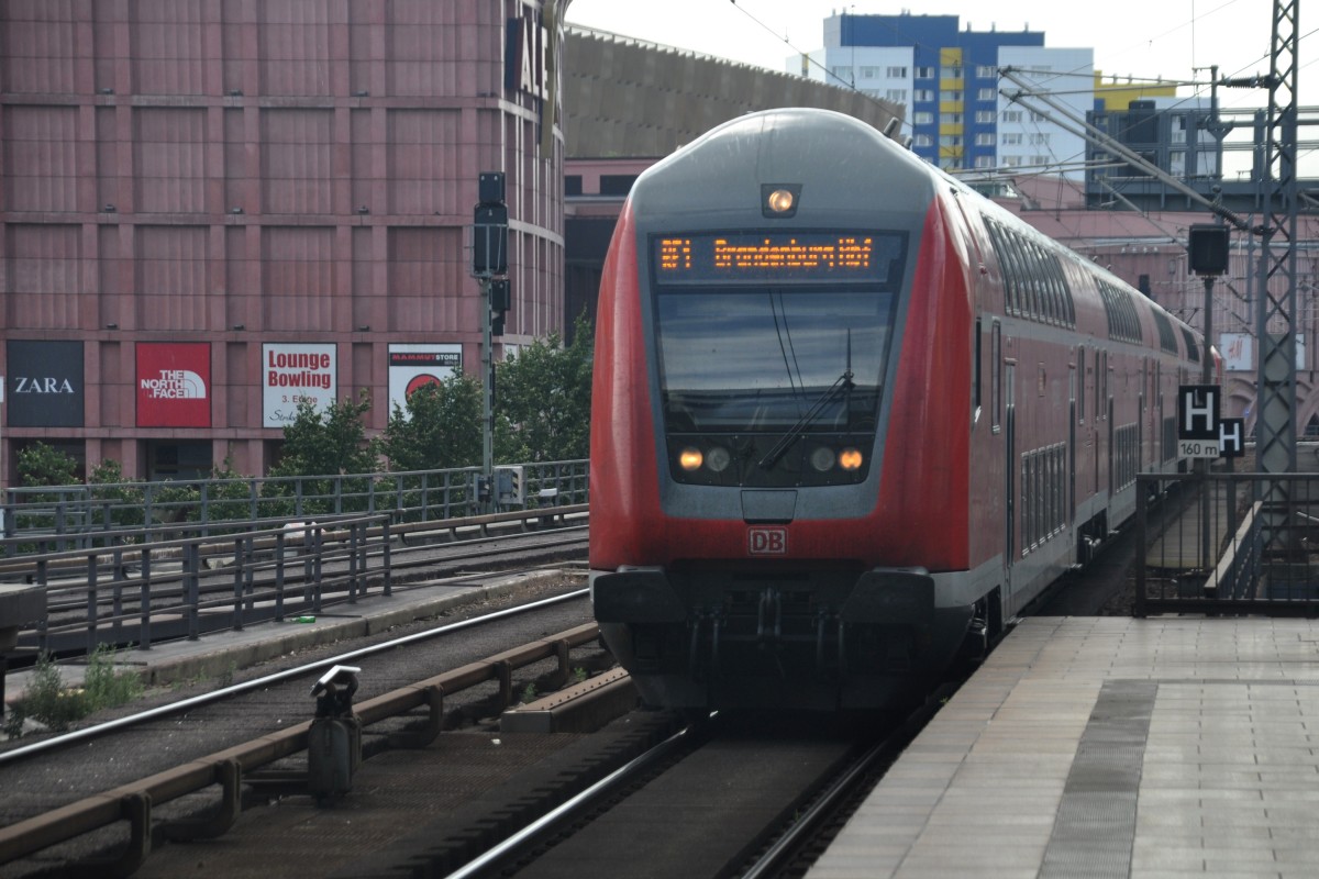 BERLIN, 07.07.2014, RE 1 nach Brandenburg Hbf bei der Einfahrt in den Bahnhof Alexanderplatz