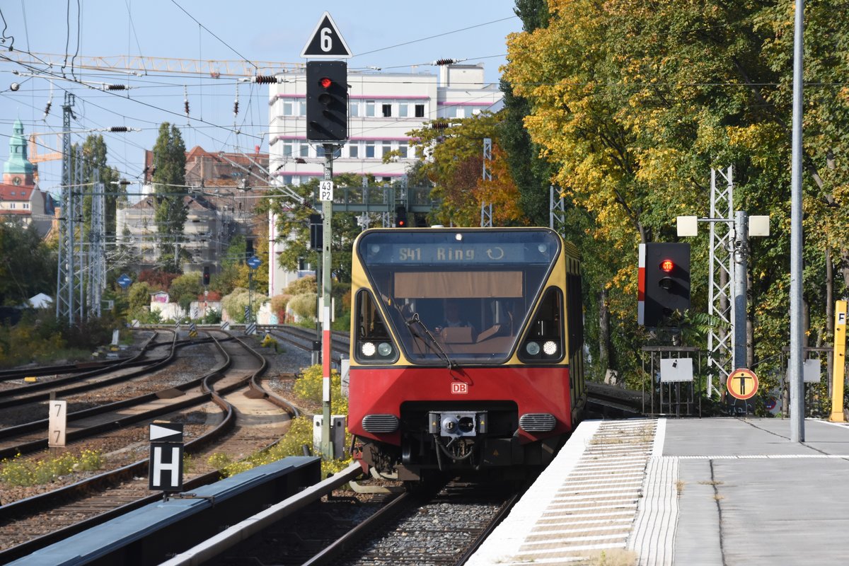 BERLIN, 14.10.2019, S41 (Ringbahn im Uhrzeigersinn) in Richtung Ostkreuz bei der Einfahrt in den S-Bahnhof Greifswalder Straße