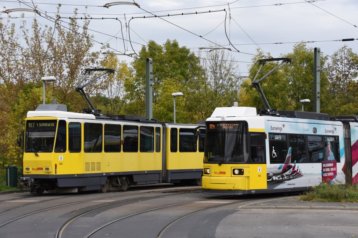 BERLIN, 17.10.2019, links Zug Nr. 6010 als MetroTram17 zum Bahnhof Schöneweide, rechts Zug Nr. 1523 als MetroTram4 zum S-Bahnhof Hackescher Markt, beide in der Warteschleife an der Haltestelle Falkenberg