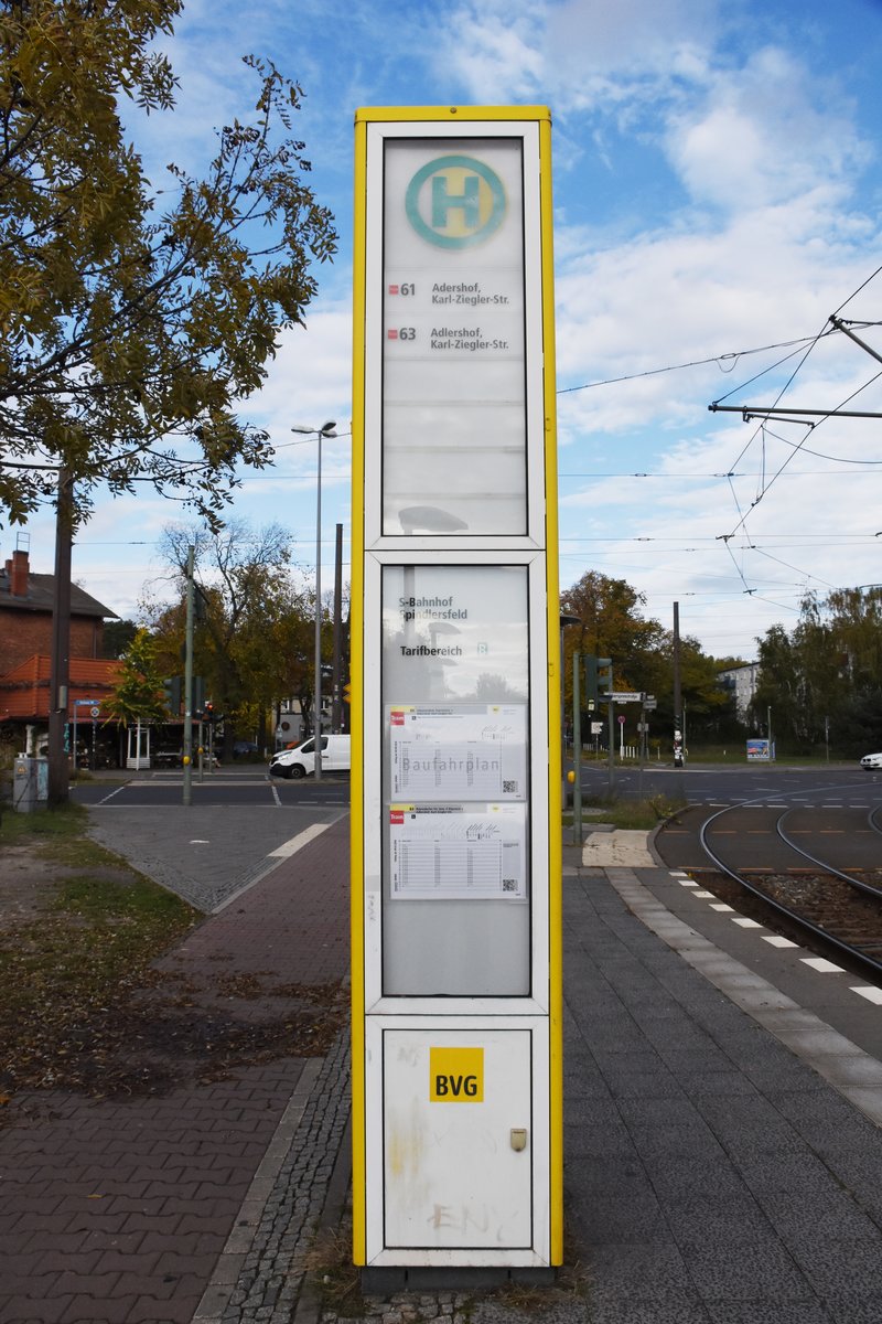BERLIN, 17.10.2019, Straßenbahn-Haltestelle S-Bahnhof Spindlersfeld (normalerweise Linien 61 und 63, heute jedoch aufgrund eine Baufahrplans Linie 60 statt Linie 61)