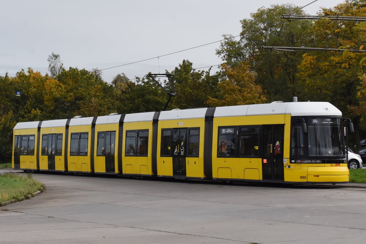 BERLIN, 17.10.2019, Straßenbahn Zug Nr. 9033 fährt als MetroTram4 in die Ausstiegshaltestelle seines Ziels Falkenberg ein